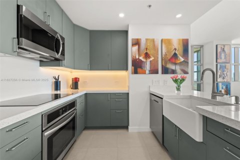 Condo in Miami, Florida, 2 bedrooms  № 1799588 - photo 3
