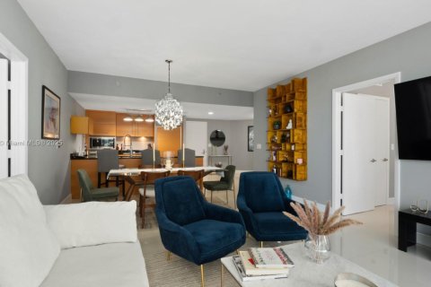 Condo in Miami, Florida, 2 bedrooms  № 1937587 - photo 2