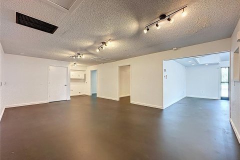 Propiedad comercial en alquiler en Leesburg, Florida, 148.64 m2 № 1657858 - foto 12