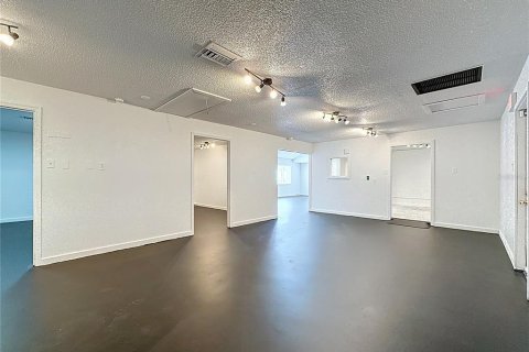 Propiedad comercial en alquiler en Leesburg, Florida, 148.64 m2 № 1657858 - foto 13