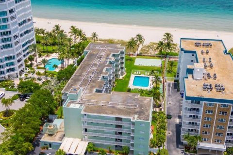 Снять в аренду кондоминиум в Лодердейл-бай-те-Си, Флорида 2 спальни, 87.79м2, № 1966154 - фото 28