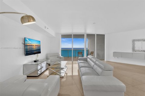 Condominio en venta en Sunny Isles Beach, Florida, 2 dormitorios, 175.21 m2 № 1944330 - foto 3