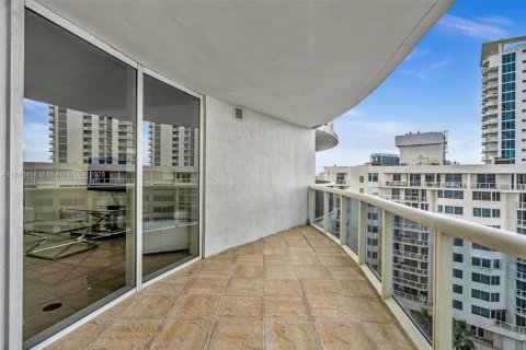 Condominio en venta en Sunny Isles Beach, Florida, 2 dormitorios, 175.21 m2 № 1944330 - foto 11