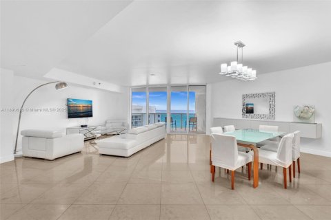 Condominio en venta en Sunny Isles Beach, Florida, 2 dormitorios, 175.21 m2 № 1944330 - foto 4