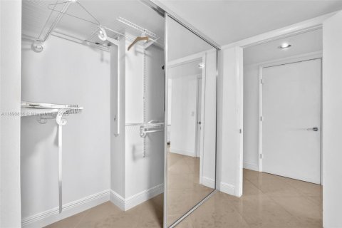 Condominio en venta en Sunny Isles Beach, Florida, 2 dormitorios, 175.21 m2 № 1944330 - foto 29