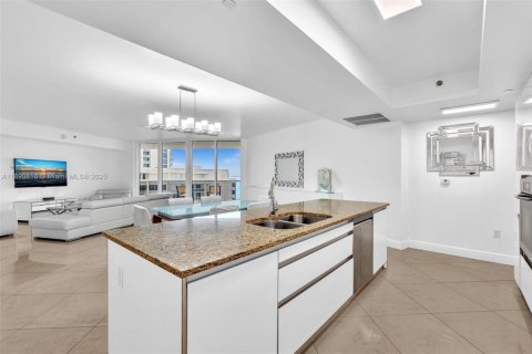 Condominio en venta en Sunny Isles Beach, Florida, 2 dormitorios, 175.21 m2 № 1944330 - foto 21