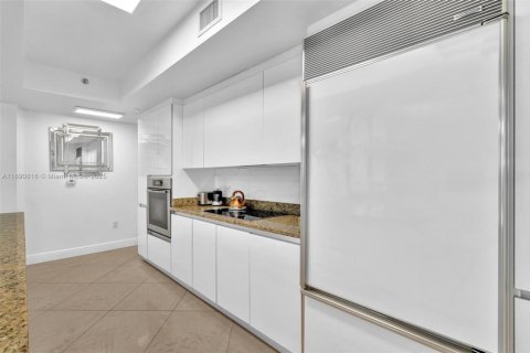 Condominio en venta en Sunny Isles Beach, Florida, 2 dormitorios, 175.21 m2 № 1944330 - foto 19