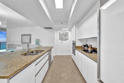 Condominio en venta en Sunny Isles Beach, Florida, 2 dormitorios, 175.21 m2 № 1944330 - foto 18