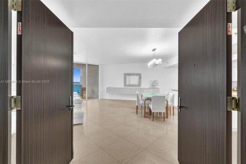 Condominio en venta en Sunny Isles Beach, Florida, 2 dormitorios, 175.21 m2 № 1944330 - foto 2