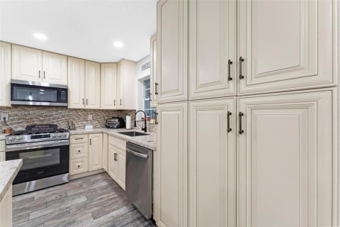 House in Davie, Florida 4 bedrooms, 235.04 sq.m. № 1872658 - photo 7