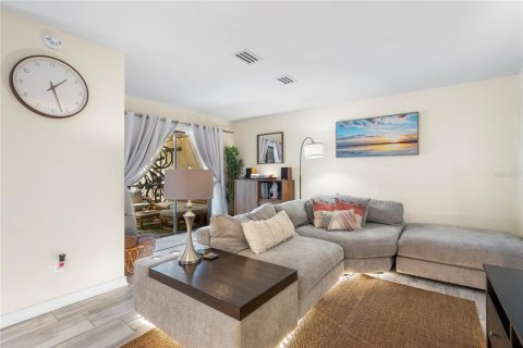 Townhouse in Ocoee, Florida 3 bedrooms, 124.95 sq.m. № 2385785 - photo 6