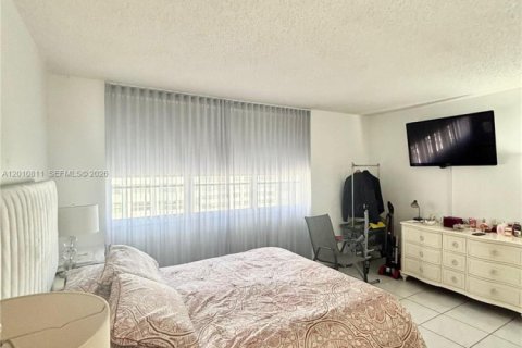 Apartamento en alquiler en Miami, Florida, 2 dormitorios, 91.97 m2 № 2076540 - foto 4
