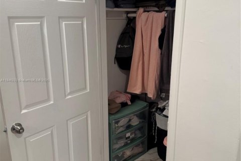 Commercial property in Fort Lauderdale, Florida № 1960642 - photo 13