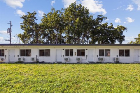 Commercial property in Fort Lauderdale, Florida № 1960642 - photo 6