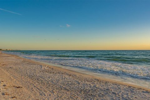 House in Longboat Key, Florida 11 bedrooms, 792.36 sq.m. № 1562155 - photo 14