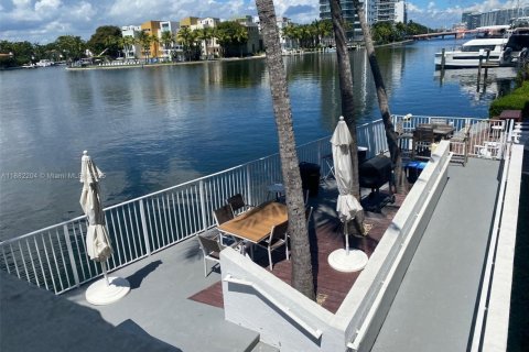 Copropriété à louer à Miami Beach, Floride: 1 chambre, 69.31 m2 № 1930452 - photo 2