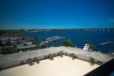 Condo in North Palm Beach, Florida, 2 bedrooms  № 2057848 - photo 11