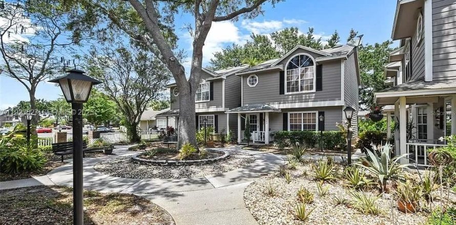 House in Orlando, Florida 3 bedrooms, 137.96 sq.m. № 1982198