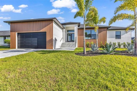 House in Port Charlotte, Florida 3 bedrooms, 156.26 sq.m. № 2117363