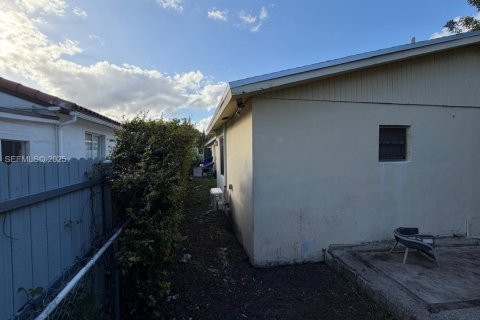 House in Miami, Florida 2 bedrooms, 183.76 sq.m. № 1993540 - photo 4