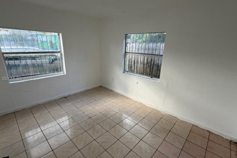 House in Miami, Florida 2 bedrooms, 183.76 sq.m. № 1993540 - photo 12