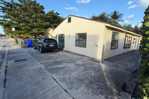 House in Miami, Florida 2 bedrooms, 183.76 sq.m. № 1993540 - photo 2