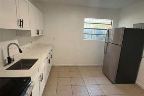 House in Miami, Florida 2 bedrooms, 183.76 sq.m. № 1993540 - photo 9