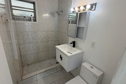 House in Miami, Florida 2 bedrooms, 183.76 sq.m. № 1993540 - photo 15