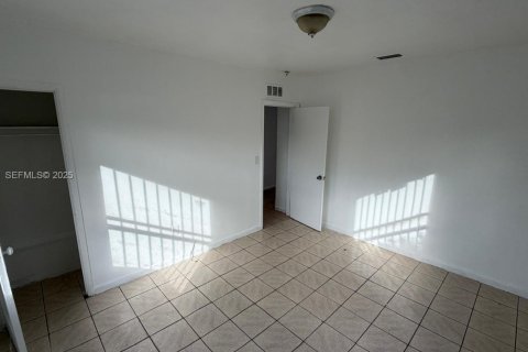 House in Miami, Florida 2 bedrooms, 183.76 sq.m. № 1993540 - photo 6