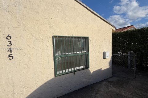 House in Miami, Florida 2 bedrooms, 183.76 sq.m. № 1993540 - photo 3