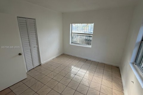 House in Miami, Florida 2 bedrooms, 183.76 sq.m. № 1993540 - photo 13