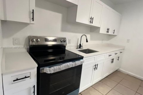 House in Miami, Florida 2 bedrooms, 183.76 sq.m. № 1993540 - photo 10