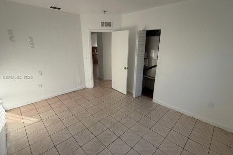 House in Miami, Florida 2 bedrooms, 183.76 sq.m. № 1993540 - photo 5
