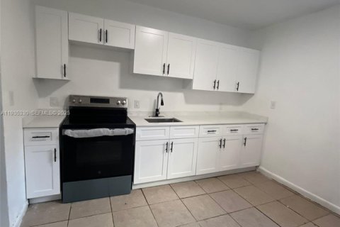 House in Miami, Florida 2 bedrooms, 183.76 sq.m. № 1993540 - photo 11