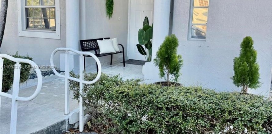 Кондоминиум с 2 спальнями в Майами, Флорида № 2024009