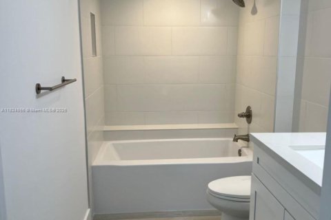 Condo in Miami, Florida, 3 bedrooms  № 1938060 - photo 12