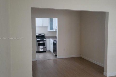 Appartement à louer à Coral Gables, Floride: 2 chambres, 334.45 m2 № 2013267 - photo 11