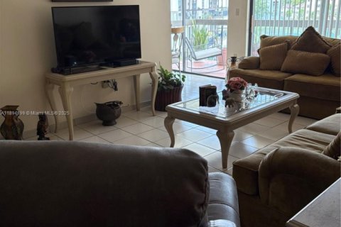 Condo in Miami, Florida, 2 bedrooms № 1956449 - photo 2