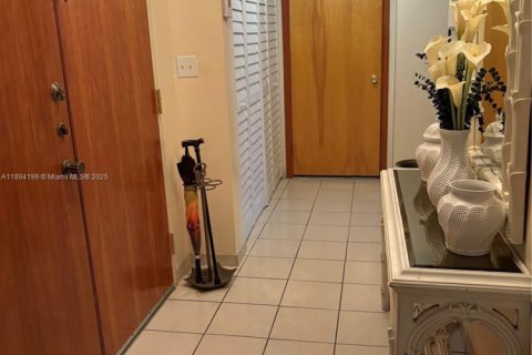 Condo in Miami, Florida, 2 bedrooms № 1956449 - photo 1