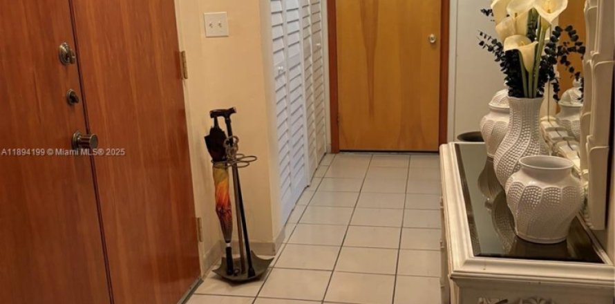 Condo in Miami, Florida, 2 bedrooms № 1956449