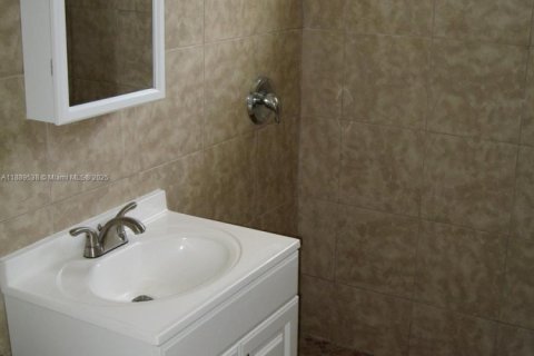 Apartamento en alquiler en Miami, Florida, 1 dormitorio, 212.28 m2 № 1938716 - foto 2