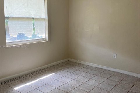 Apartamento en alquiler en Miami, Florida, 1 dormitorio, 212.28 m2 № 1938716 - foto 4