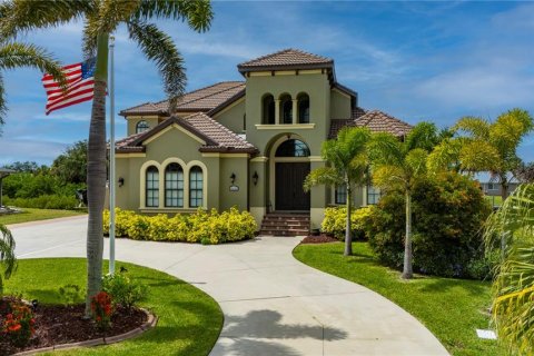 House in Port Charlotte, Florida 4 bedrooms, 337.7 sq.m. № 2367259