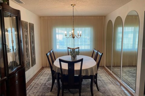 House in Sun City Center, Florida 2 bedrooms, 153.85 sq.m. № 1747618 - photo 6
