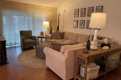 House in Sun City Center, Florida 2 bedrooms, 153.85 sq.m. № 1747618 - photo 4