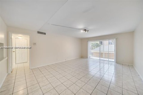 Condominio en alquiler en Lauderdale Lakes, Florida, 1 dormitorio, 78.97 m2 № 2026056 - foto 9