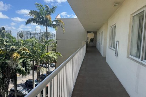 Copropriété à louer à Doral, Floride: 3 chambres, 158.86 m2 № 2041266 - photo 3
