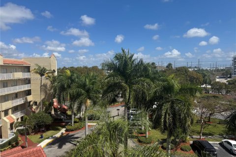 Copropriété à louer à Doral, Floride: 3 chambres, 158.86 m2 № 2041266 - photo 4