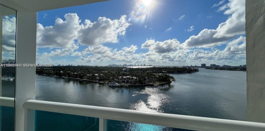 Condominio en Miami Beach, Florida, 1 dormitorio  № 2000225