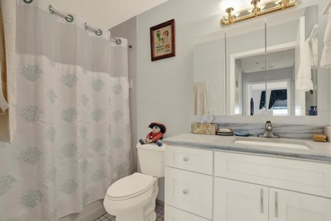 Condo in Saint Petersburg, Florida, 2 bedrooms № 2099990 - photo 25